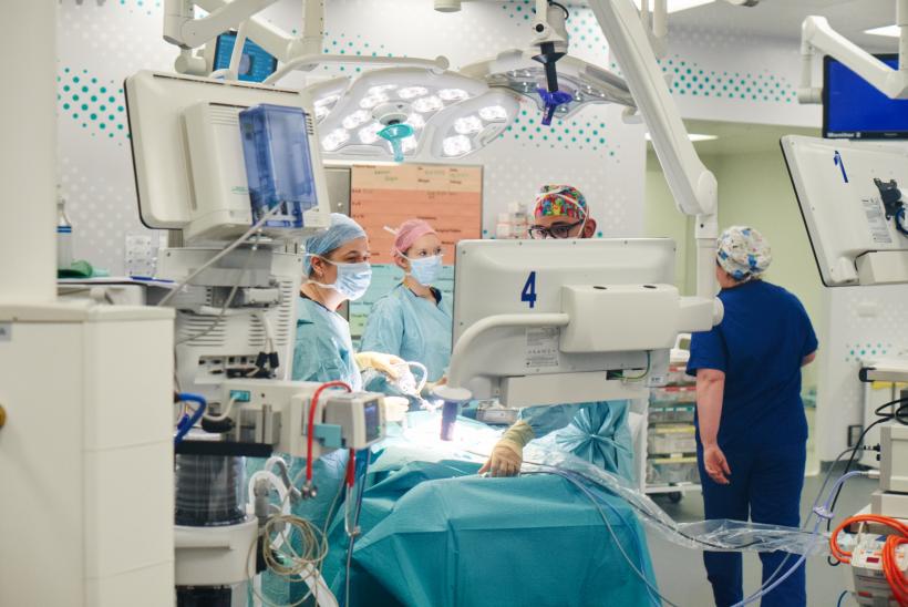  الطبيبة الجراحة كيت كرَس أثناء إجراء عملية جراحية في غرفة العمليات رقم 10