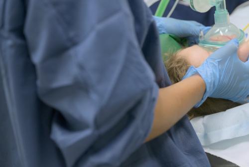 Процесс введения пациента в анестезию перед операцией в клинике