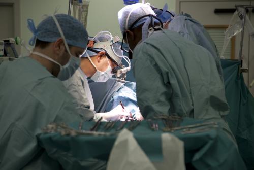 جراحون داخل إحدى غرف العمليات الاثني عشر في مستشفى غريت أورموند ستريت 
